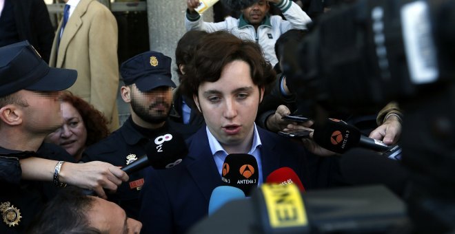 Francisco Nicolás Gómez Iglesias, conocido como el pequeño Nicolás,  tras prestar declaración en los juzgados de la Plaza de Castilla, en Madrod. EFE