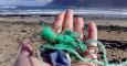 Restos plásticos recogidos en una playa de Canarias durante el estudio realizado en 192 países costeros sobre la contaminación del mar por materiales derivados del petróleo. /MALIN JACOB