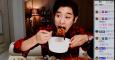 Un coreano cenando y visto a través de 'streaming'.