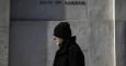 Un hombre pasa por delante de la sede del Banco de Grecia.. REUTERS/Alkis Konstantinidis
