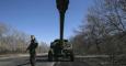 Un hombre armado permanece junto a un tanque de los autoproclamados separatistas de la República Popular de Donetsk./REUTERS-Baz Ratner