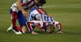 Torres besa el césped del Calderón tras marcar un gol en su vuelta al Atlético. /REUTERS