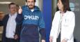 Fernando Alonso saluda a la prensa al salir del hospital tras recibir el alta hospitalaria. EFE/Alejandro García