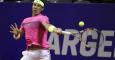 El tenista español Rafael Nadal devuelve una bola al argentino Facundo Argüello. /EFE