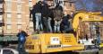 Un grupo de personas subidos en la excavadora para evitar el derribo en Ofelia Nieto