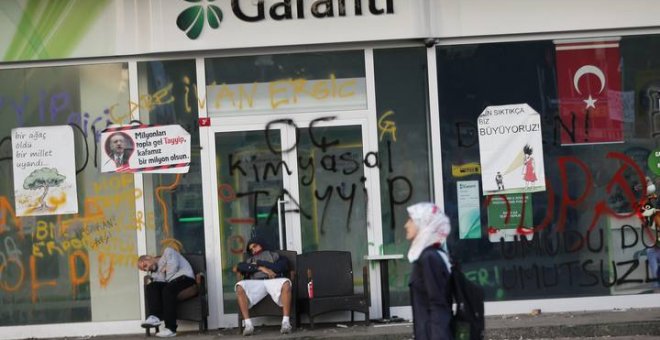 Una oficina del banco turco Garanti, con pintadas tras las revueltas de la 'primavera turca'. REUTERS/Osman Orsal