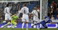 Momento en el que el delantero del Schalke Klaas-Jan Huntelaar hace el cuarto gol de su equipo. - REUTERS