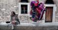 Un hombre vende globos en una plaza de Atenas. / AFP