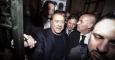 El ex primer ministro italiano Silvio Berlusconi (c) saluda a sus seguidores a su llegada al Palazzo Grazioli en Roma, Italia hoy 11 de marzo de 2015. Berlusconi afirmó hoy que quiere volver a la política, después de que el Tribunal Supremo confirmara su