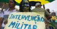 Una mujer porta una pancarta en la que pide una intervención militar durante la manifestación del pasado domingo en Manaus. - REUTERS