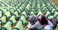 Dos mujeres se lamentan junto a los féretros en Srebrenica./ EFE