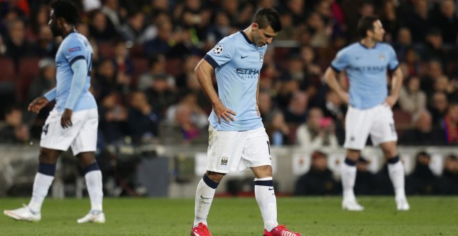Agüero se lamenta durante el partido contra el Barcelona. Reuters / Carl Recine