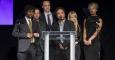 El elenco de la serie de televisión 'The Big Bang Theory', en el escenario de la gala  a favor de la investigación del alzheimer en Beverly Hills (California). REUTERS/Mario Anzuoni