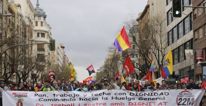 Una de las nueve columnas que integran las Marchas de la Dignidad, procedentes de todas las comunidades autónomas y formadas por cientos de manifestantes, camino de la madrileña Plaza de Colón para protestar contra las consecuencias de las políticas de au