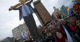 Un manifestante sostiene una imagen del presidente del Gobierno, Mariano Rajoy,  crucificado, durante la concentración de las Marchas de la Dignidad en la madrileña Plaza de Colón. REUTERS/Sergio Perez