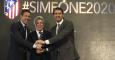 Simeone, Cerezo y Caminero juntan sus manos en el acto de renovación del técnico argentino en el Vicente Calderón. /EFE