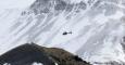 Un helicóptero de rescate de la Gendarmería francesa vuela sobre los Alpes franceses durante las operaciones de búsqueda de los restos del avión Airbus A320 estrellado este martes. El aparato de Germanwings cayó en la región de los Alpes Haute Provence y