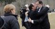 Mariano Rajoy y François Hollande se abrazan ante la mirada de Angela Merkel. REUTERS