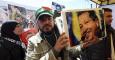 Un hombre sostiene el retrato del ex presidente venezolano Hugo Chávez a su llegada al XIII Foro Mundial Social (FMS).- EFE