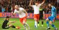 Klaassen celebra el segundo tanto de Holanda ante España. EFE/Olaf Kraak