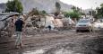 Vecinos de la localidad de Paipote caminan por una calle afectada por las inundaciones de la semana pasada hoy, miércoles 1 de abril de 2015, en Copiapó (Chile). La presidenta chilena, Michelle Bachelet, anunció hoy doce medidas de ayuda financiera para l