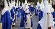 Nazarenos en la procesión de Viernes Santo organizada por la Cofradía 15 de L'Hospitalet de Llobregat. /EFE