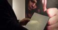 Un empleado de la casa de subastas Christie's sujeta el  manuscrito original del cantante Don McLean de 'American Pie', su tema más famoso. REUTERS/Brendan McDermid