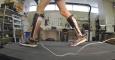 Un voluntario anda con el exoesqueleto en una pierna durante uno de los experimentos. /Universidad Carnegie Mellon