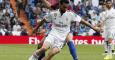 El defensa del Real Madrid Álvaro Arbeloa (primer término) con el balón ante la oposición del (c), durante el partido de la trigésima primera jornada de liga de Primera División disputado esta tarde en el estadio Santiago Bernabéu./EFE