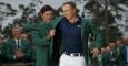 Bubba Watson le pone la chaqueta verde de campeón del Masters de Augusta a Jordan Spieth. /REUTERS
