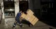 Un trabajador transporta cajas en el centro de Madrid./ REUTERS-Juan Medina