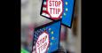 Un manifestante con una pancarta contra el TTIP en Munich. REUTERS/Michael Dalder