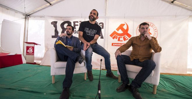 El candidato de IU a la presidencia del Gobierno, Alberto Garzón, con el senador José Manuel Mariscal y el coordinador general de IU Andalucía, Antonio Maíllo, en un acto del PCA en Córdoba. EFE/ Rafa Alcaide