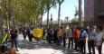 Participantes en la cadena humana que ha rodeado el Parque de la Ciudadela, donde está el Parlament. PAH BARCELONA