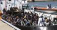 Un grupo de inmigrantes llega al puerto italiano de Corigliano Calabro. / EFE