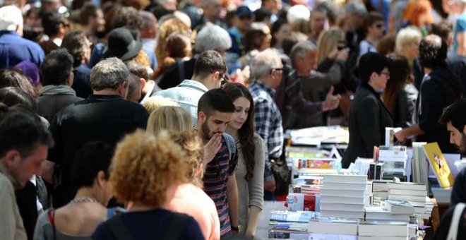 Miles de personas han ocupado hoy las calles y plazas de Cataluña para celebrar Sant Jordi, en un día claro y soleado en el que una invasión de rosas y libros ha vuelto a conquistar pueblos y ciudades. EFE/Toni Albir