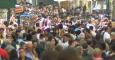 La tradicional celebración de San Jordi atrae a multitud de aficionados a la lectura