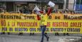 Trabajadores del Registro Civil protestan contra la privatización del organismo. EFE
