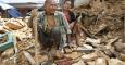 Habitantes de Katmandú, sobre los escombros de su vivienda. / LEO REDO (EFE)