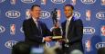 Curry recibe el premio al MVP de la temporada. REUTERS