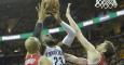 Gibson y Gasol intentan frenar la entrada a canasta de LeBron. /REUTERS