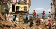 Varios habitantes de Katmandú, buscan entre los escombros de las viviendas derruidas EFE / Leo Redondo