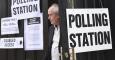 Un hombre abandona un colegio electoral en Oxford. - EFE