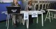 Funcionarios electorales esperan la llegada de votantes en Chipping Norton, Oxforshire. - EFE