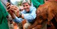 El secretario de Estado de EEUU, John Kerry, se hace un selfie con un bebé de elefante, en Nairobi (Kenia).- ANDREW HARNIK (REUTERS)