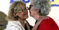 La candidata de Ahora Madrid a la Alcaldía de la capital, Manuela Carmena, saluda a la periodista Soledad Gallego-Díaz, momentos antes de protagonizar un desayuno informativo organizado en Madrid por el Forum Europa. EFE/Zipi