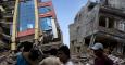 Varias personas observan edificios derrumbados por el nuevo terremoto en Katmandú. /REUTERS