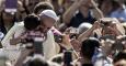 El papa Francisco besa a un bebé a su llegada a la audiencia general celebrada en la Plaza de San Pedro en el Vaticano.- EFE