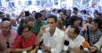 El secretario general del PSOE, Pedro Sánchez, en una heladería, con la protesta al fondo.  EFE/Jorge Zapata.