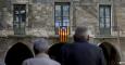 Imagen de esta mañana de la fachada del Ayuntamiento de Manresa (Barcelona), gobernado por CIU, con la bandera estelada en el balcón después que la junta electoral central ha ordenado la retirada de esteladas en los ayuntamientos, edificios públicos y col